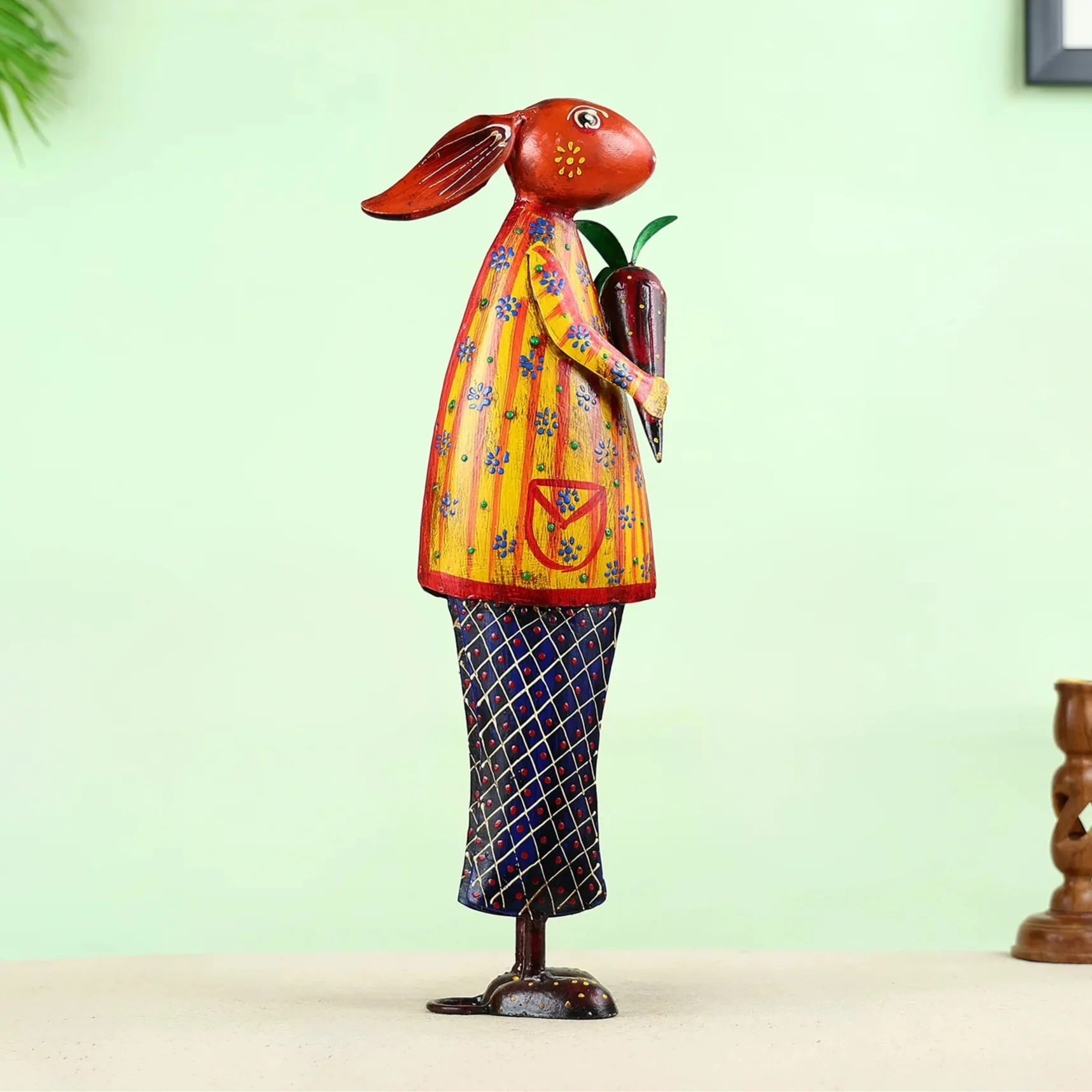 Hand-Painted Iron Crafted Rabbit Eating Carrot Table Decor